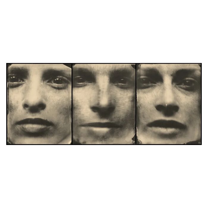 Triptyque de Sally Mann : trois gros plans frontaux d’un visage au collodion humide, aux bords irréguliers, rayures et voiles visibles, dans des tons sépia.