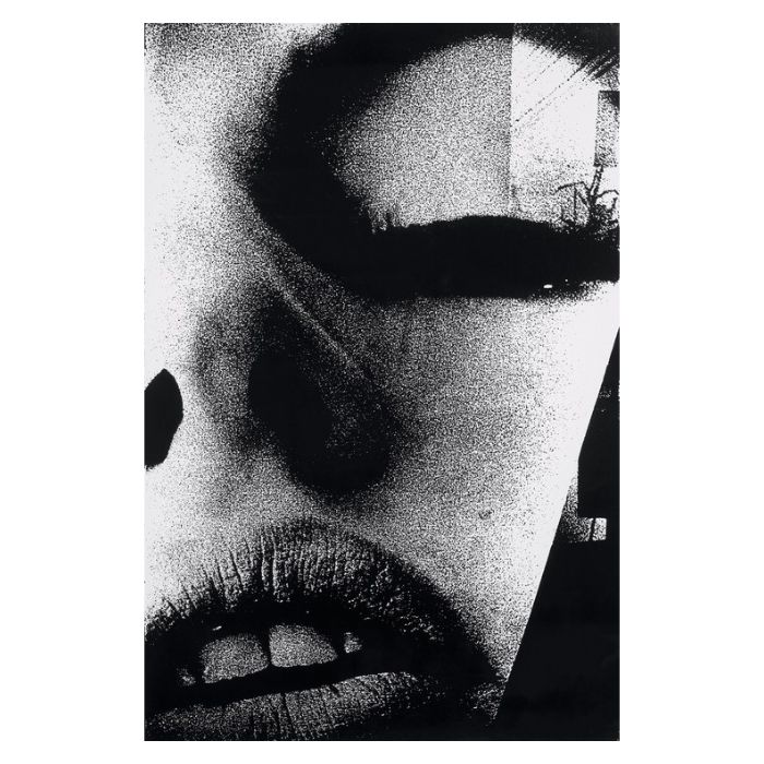 Photographie en noir et blanc de Daido Moriyama, au grain prononcé, au flou et au cadrage bougé.