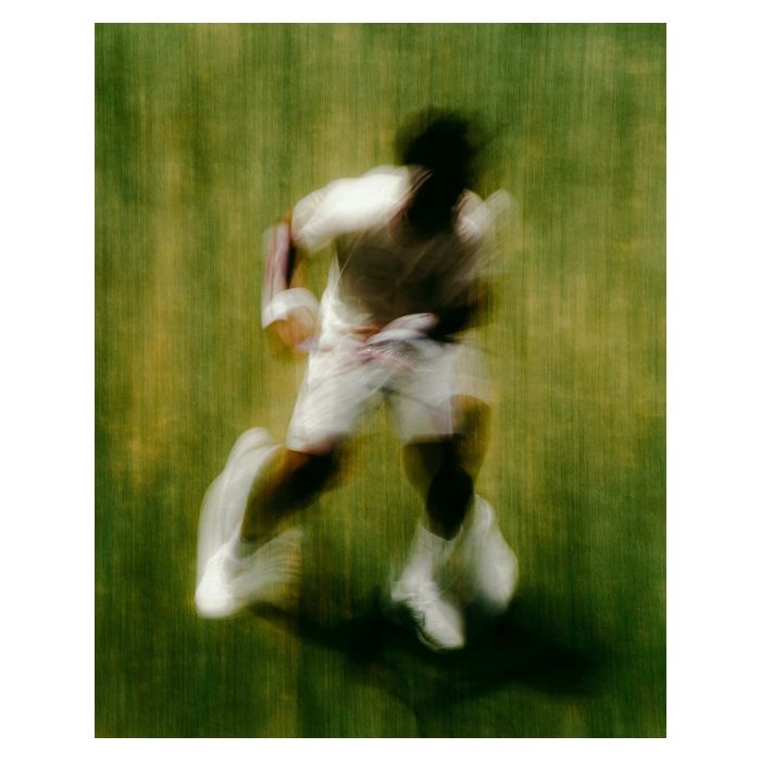 Photographie d’un écran de télévision pendant un match de la Coupe du monde 2026 : lignes horizontales, couleurs saturées, silhouettes de joueurs réduites à des taches de pixels.