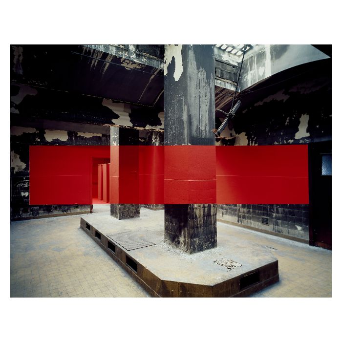 Photographie de Georges Rousse : forme géométrique peinte dans un espace architectural qui se recompose depuis un point de vue unique.