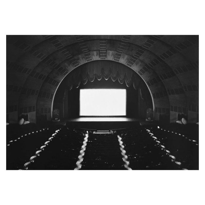 Photographie en noir et blanc de Hiroshi Sugimoto : mer et horizon, pose longue, grande sobriété.