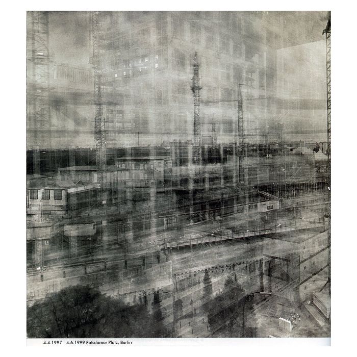Photographie de Michael Wesely du chantier de la Potsdamer Platz à Berlin : grues et bâtiments superposés, transparents et fantomatiques, après plus de deux ans de pose.
