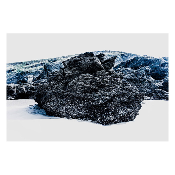 paysage de roche à belle ile en mer, dans les teintes bleues.