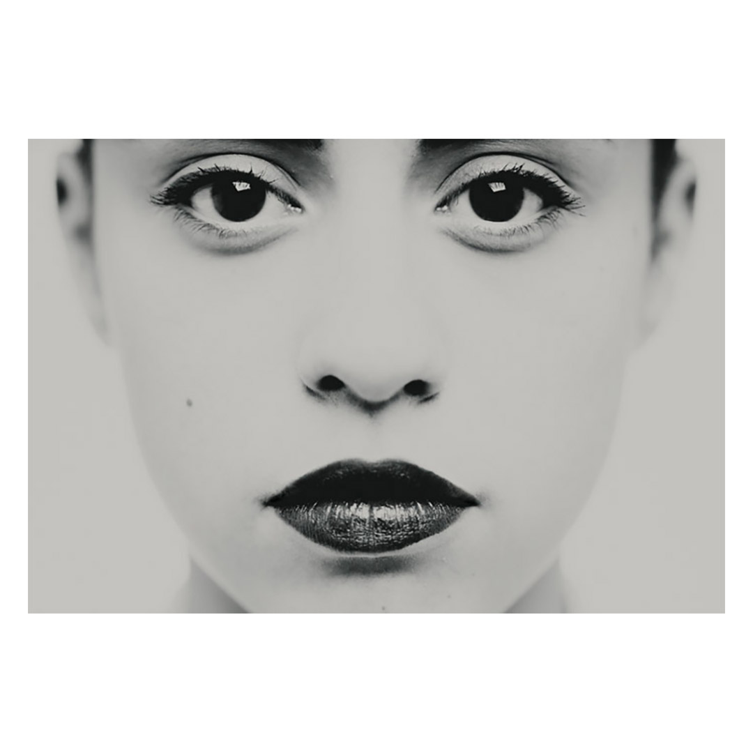 portrait studio en noir et blanc d'un visage feminin.