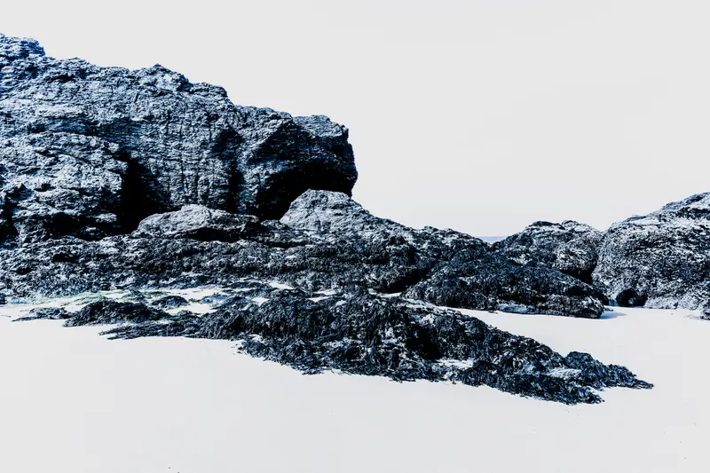Masse rocheuse et falaises sombres, sculptée par l’océan, Belle-Île-en-Mer et ses paysages côtier, démarche photographique plasticienne conceptuelle.