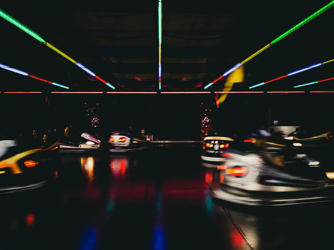 Jeunes en train de conduire des auto-tamponneuses à la fête de Dieulefit