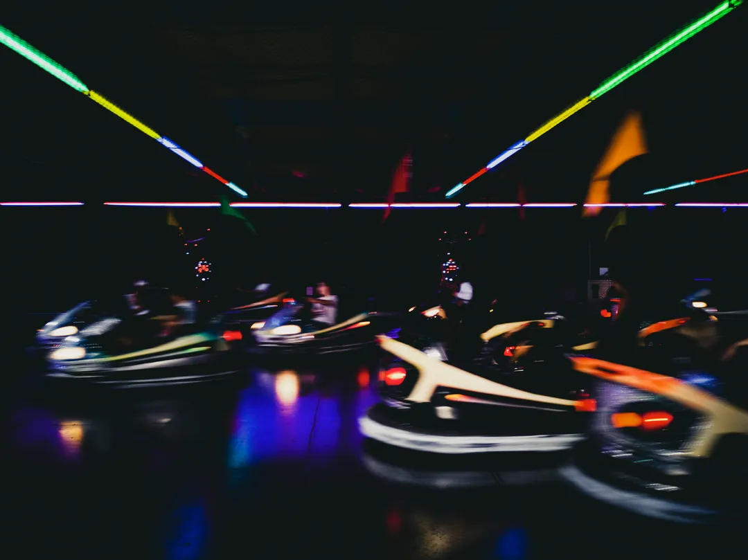 Scène nocturne de manège d’auto-tamponneuses à Dieulefit