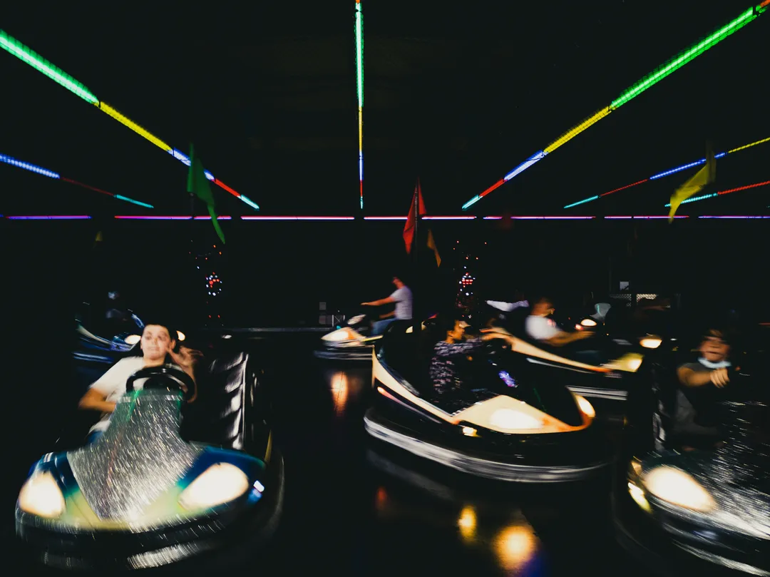 Lumières colorées sur les autos tamponneuses à Dieulefit dans la Drôme