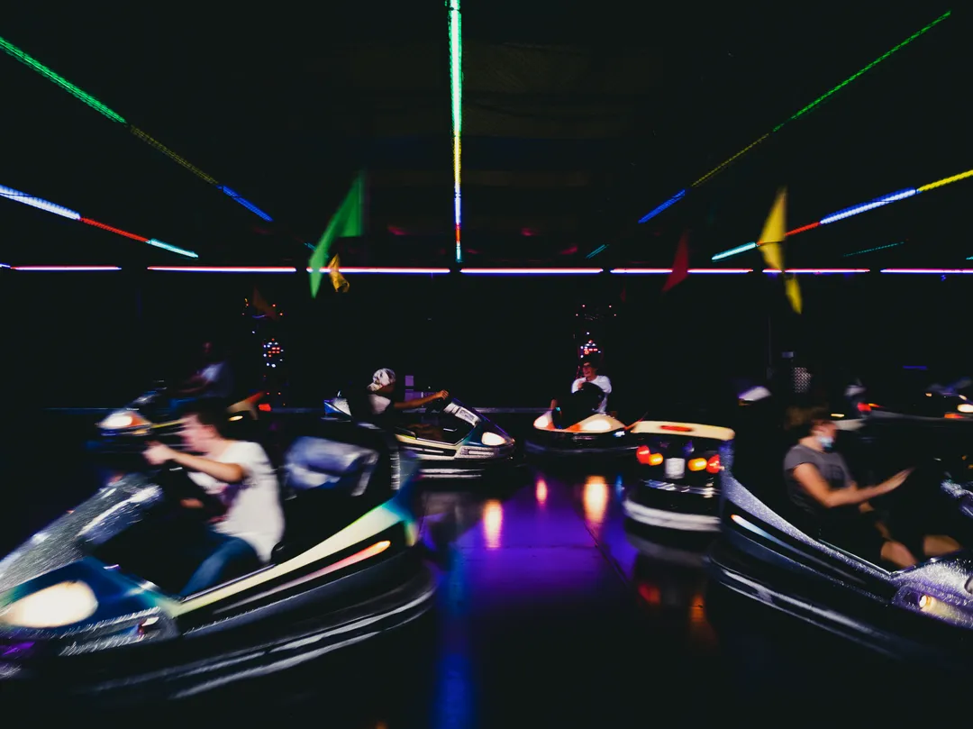 Ambiance de fête foraine à Dieulefit, piste d’auto-tamponneuses
