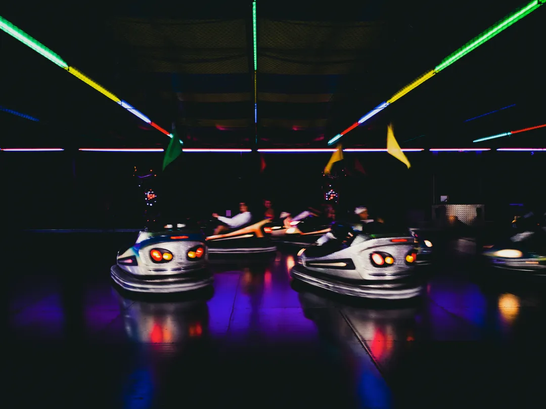 Manège forain illuminé à Dieulefit avec autos tamponneuses