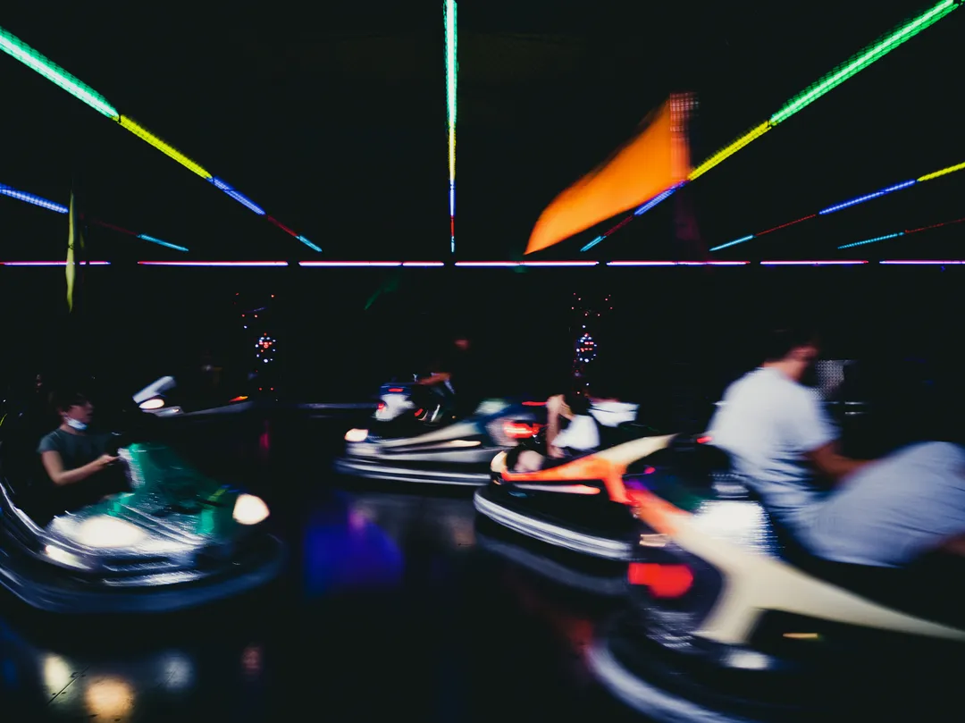 Autos tamponneuses rapides sous néons à Dieulefit (26)