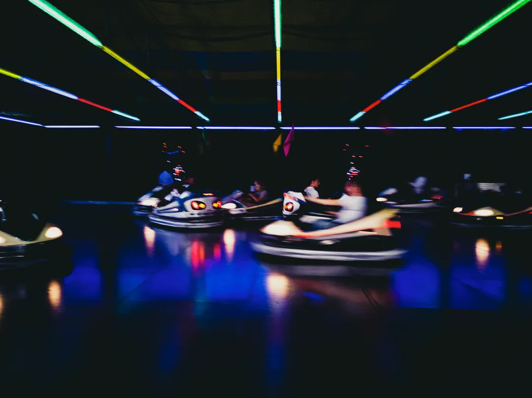 Vue artistique floue d’un manège d’auto-tamponneuses à Dieulefit