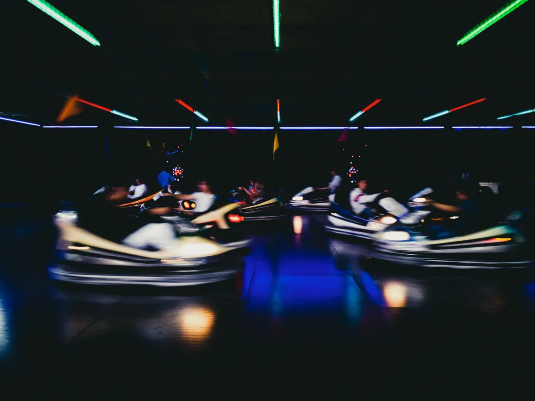 Attraction foraine à Dieulefit : autos tamponneuses de nuit