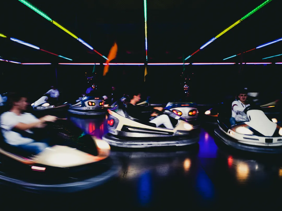 Lumières de manège et autos tamponneuses à Dieulefit en Drôme