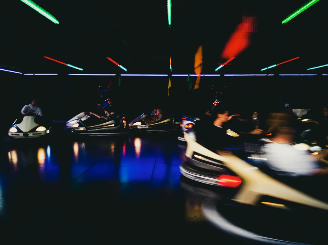 Participants s’amusant sur les autos tamponneuses à Dieulefit