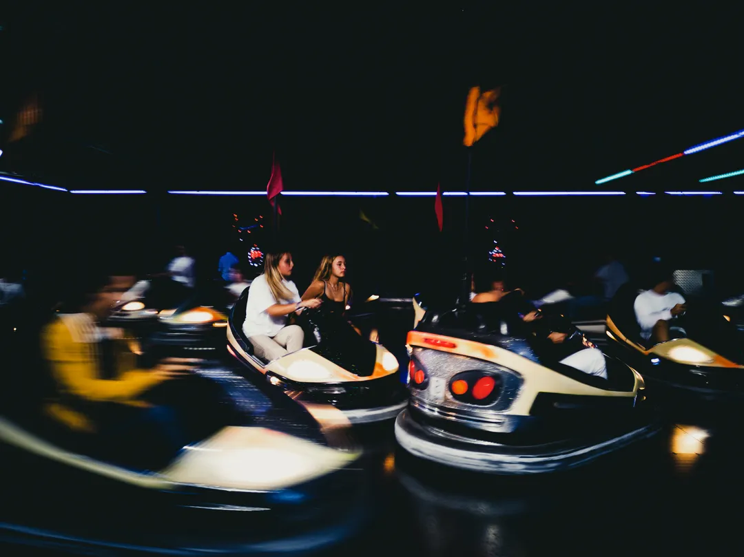 Manège d’auto-tamponneuses de nuit à Dieulefit, France