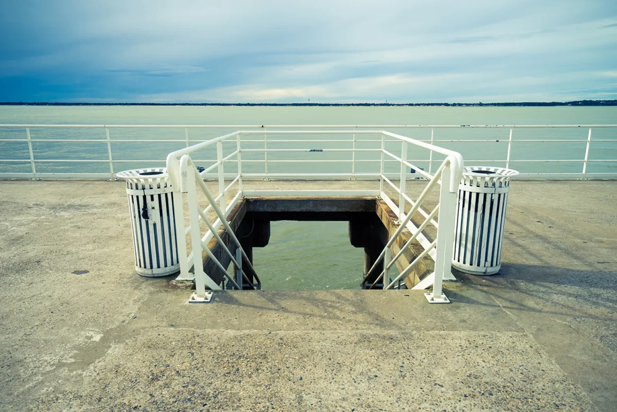 Escalier de ponton blanc descendant vers l’eau sur la baie d’Arcachon, photo architecturale de bord de mer par photographe à Arcachon en Gironde
