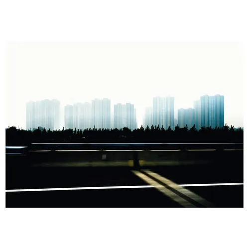 Vue floue du skyline urbain de Pékin depuis une autoroute, capturant l'essence onirique de la ville en mouvement, et de ses zones d’habitation de masses.