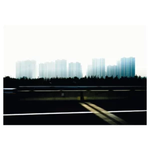 Vue floue du skyline urbain de Pékin depuis une autoroute, capturant l'essence onirique de la ville en mouvement, et de ses zones d’habitation de masses.