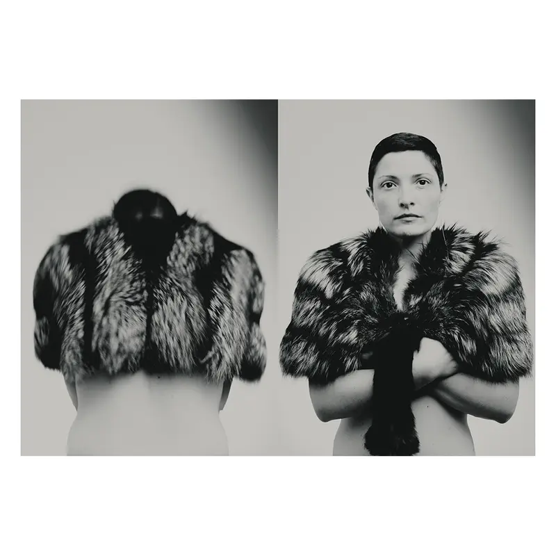 Composition en diptyque présentant un portrait avec veste en fourrure, recherche sur le dédoublement et l'identité vestimentaire, photographie plasticienne mode et portrait.