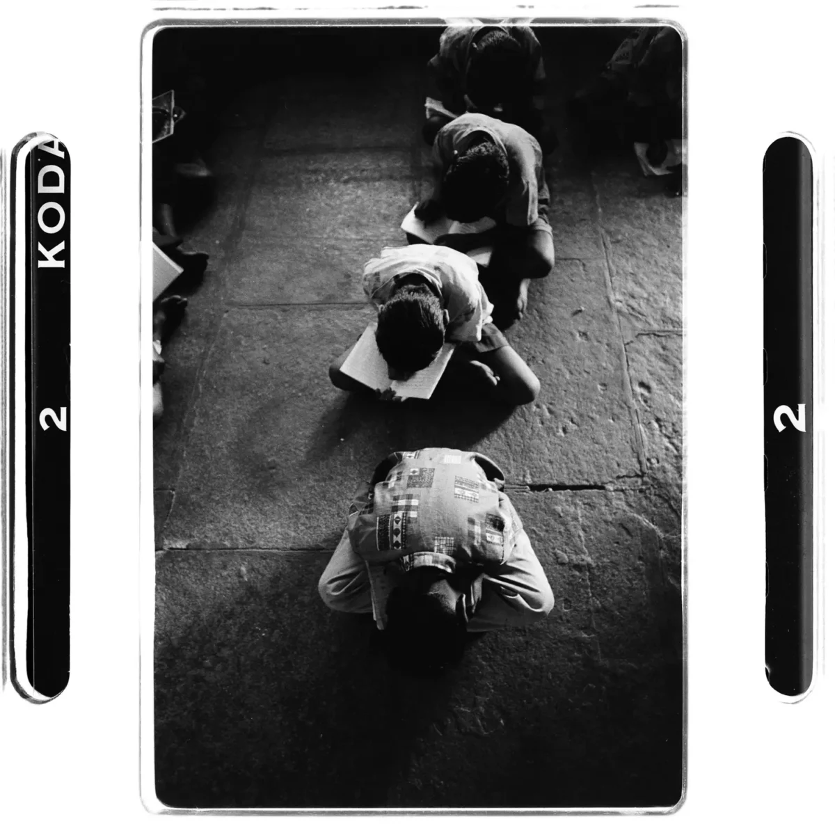 Enfants alignés à même le sol, en apprentissage scolaire photoreportage social en Inde