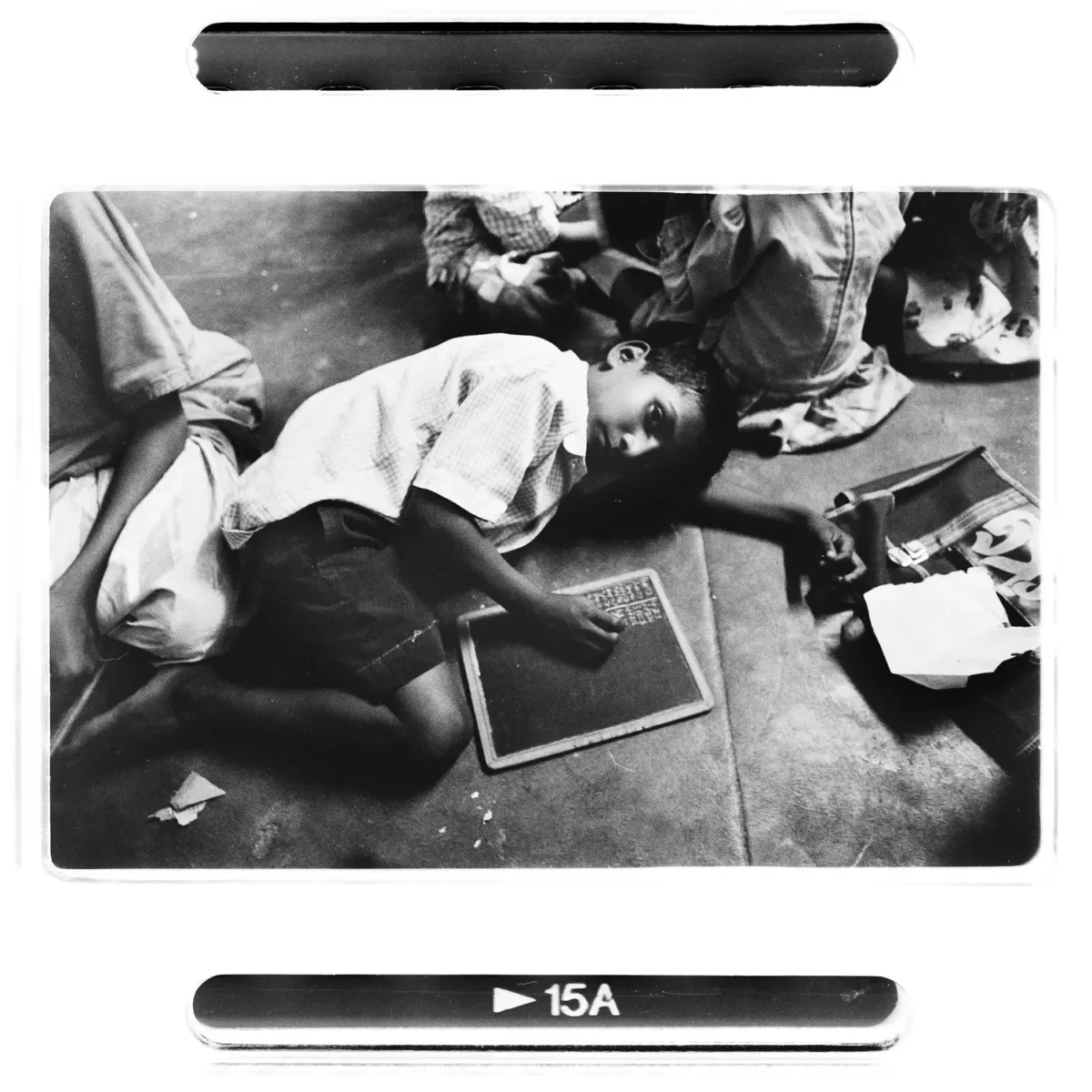 Enfants réunis dans un espace collectif, Inde photographie documentaire