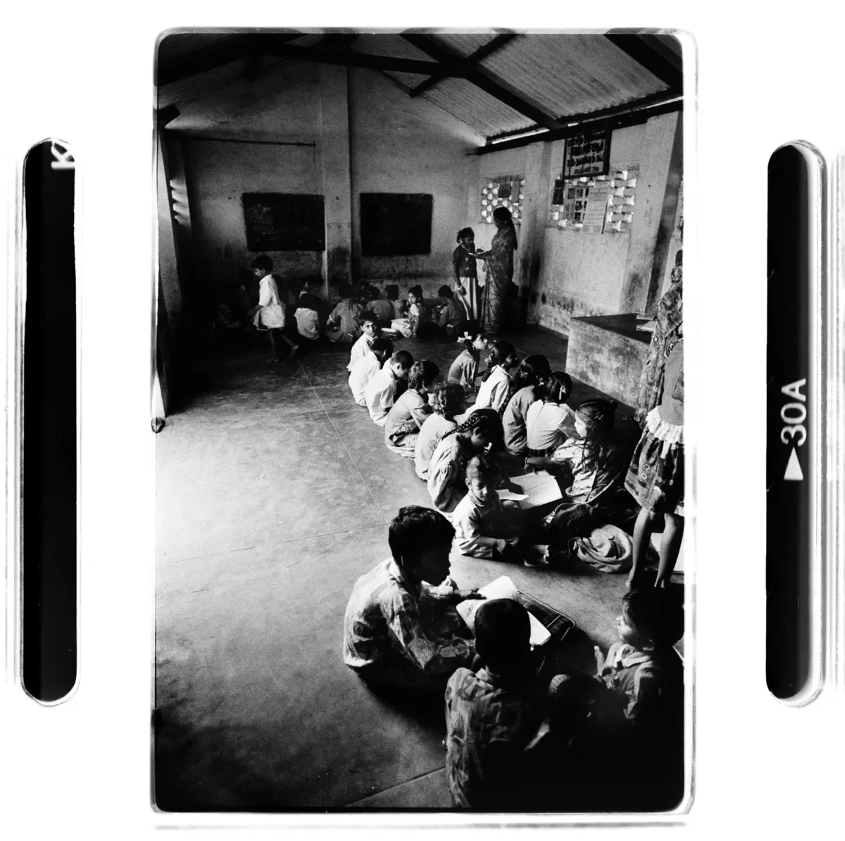 Communauté d'enfants des rues dans une salle de classe, en Inde pour un photoreportage social. Rendu monochrome.
