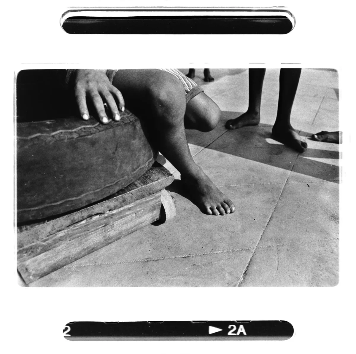 Jeu du quotidien enfant des rues, focus sur des pieds, et un petit. chariot à roulette en Inde pour un photoreportage.