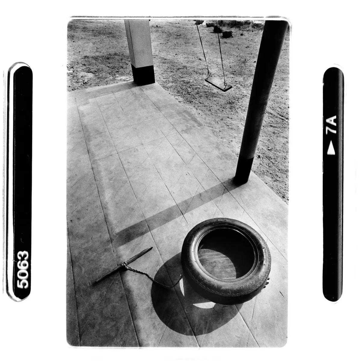 Jeu avec un chariot à roulette fait de matériaux de récupération en Inde pour une photographie documentaire.