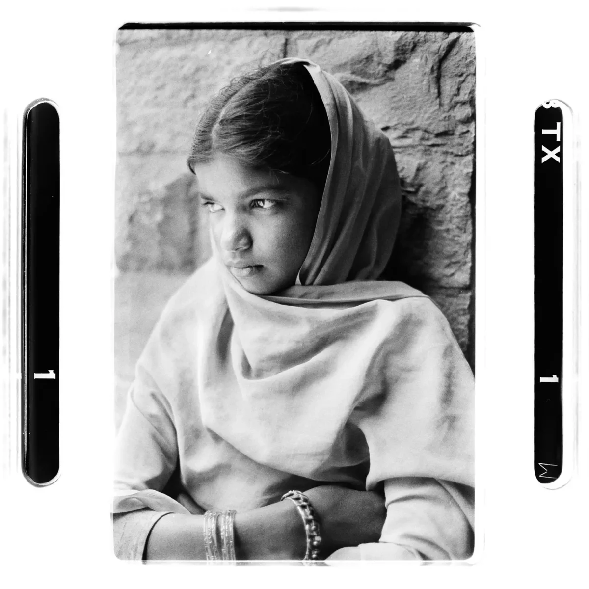 Portrait d'une jeune fille des rues dans la solitude en Inde pour une photographie sociale