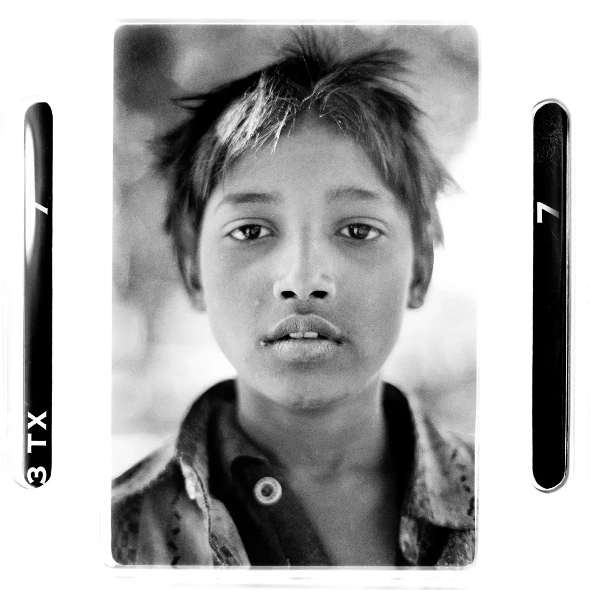 Portrait d'un jeune homme des rues au regard trouble, en Inde pour une photographie documentaire.