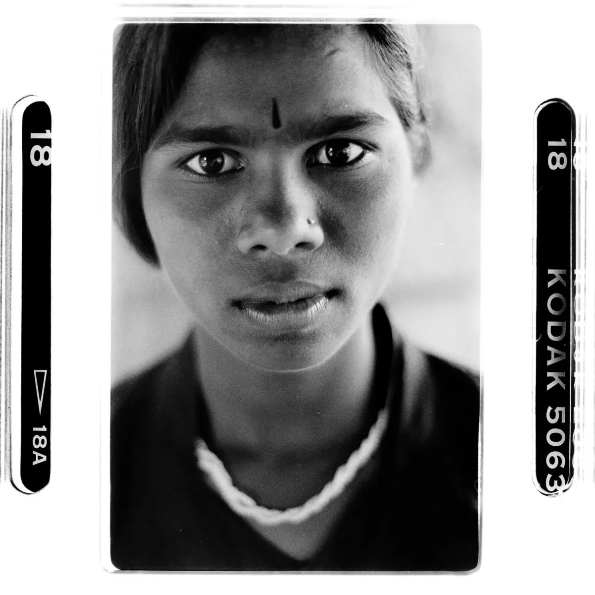 Portrait d'une jeune femme des rues avec un regard plein de determination en Inde pour un photoreportage.