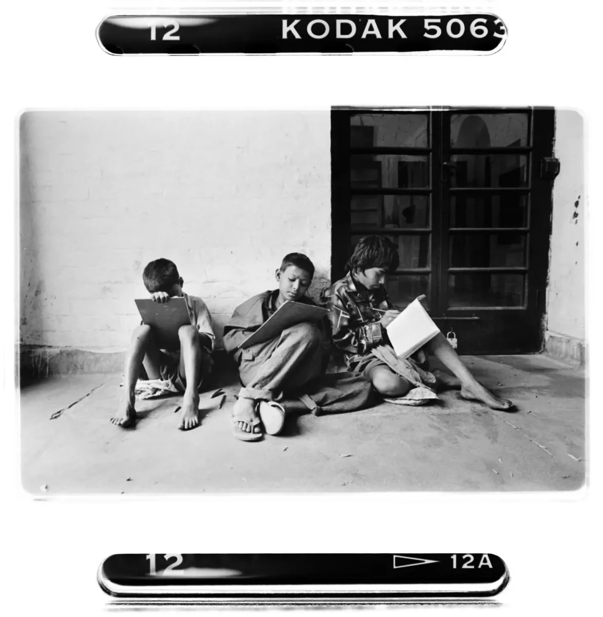 Groupe d'enfants dans un refuge scolaire en Inde pour un photoreportage social.