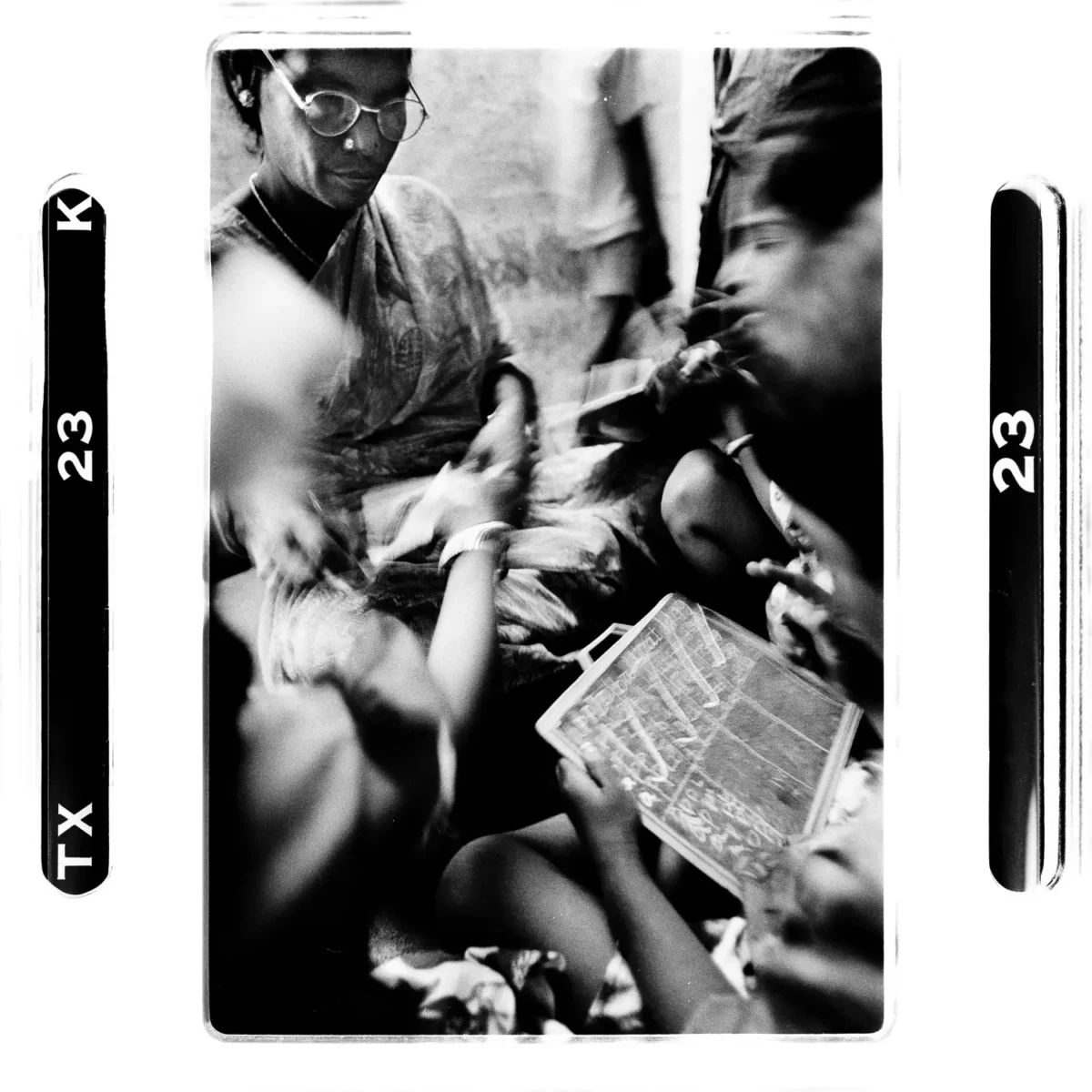 Photoreportage d'un groupe d'enfants des rues avec une maitresse d'école pour une solidarité en Inde.