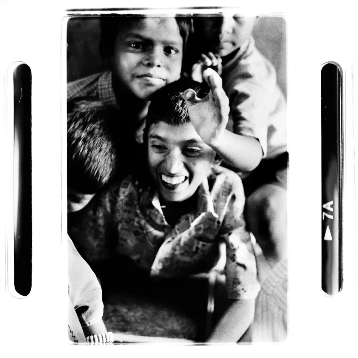 Tendresse entre enfants des rues en Inde pour une photographie humaniste.