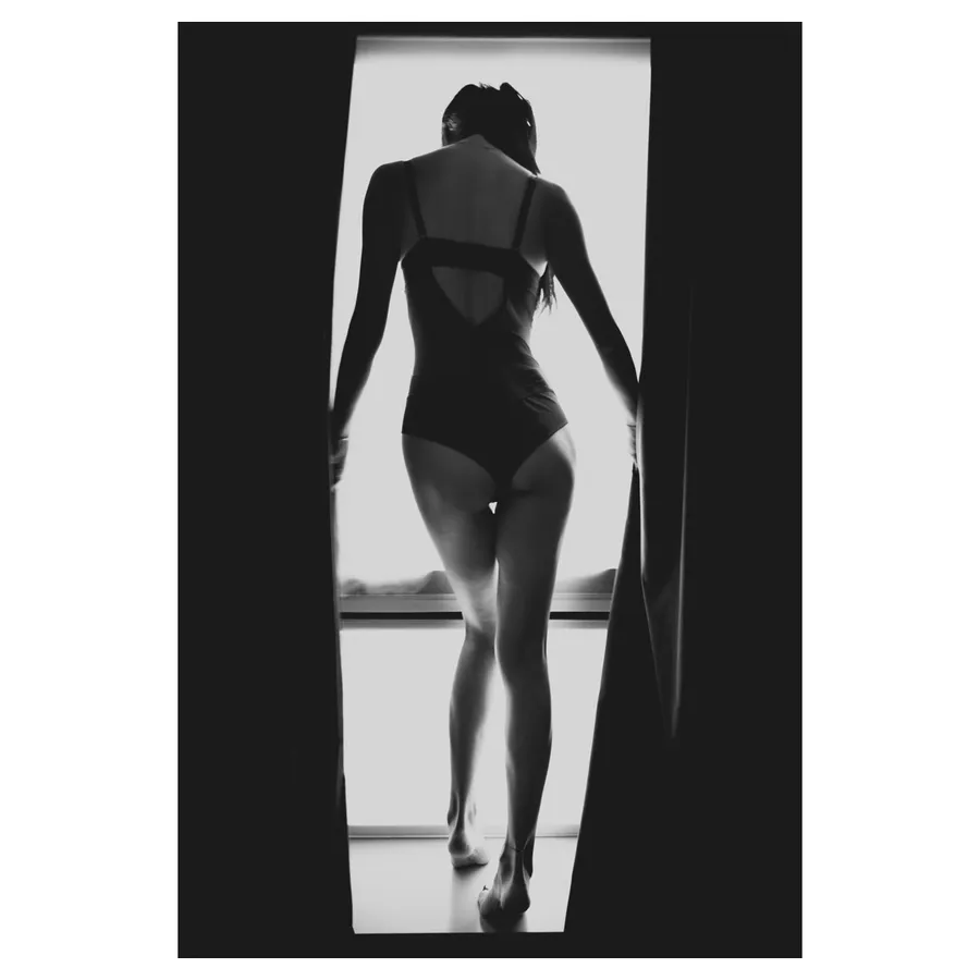 Séquence photo avec une silhouette feminine de dos au bord de la fenêtre, pieds nus, à Paris.