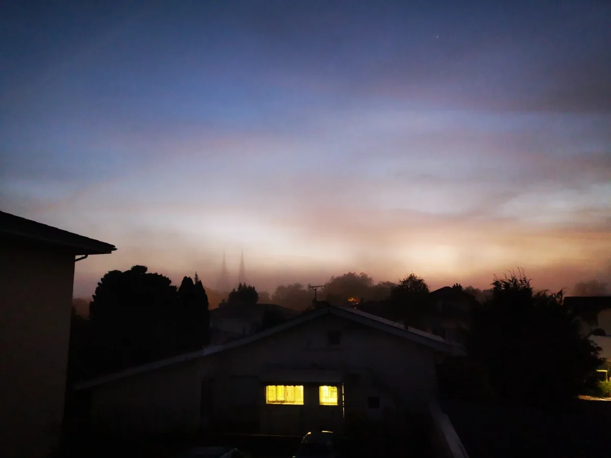 Vue urbaine de Bayonne à l’aube avec brume et lumières de maison allumées, photo d’ambiance réalisée par photographe à Bayonne au Pays basque.