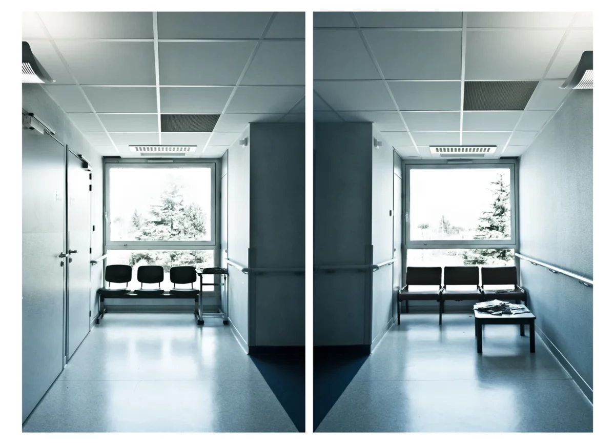 Photographie d’architecture intérieure d’un couloir d’hôpital avec salle d’attente, présentée en diptyque, réalisée par un photographe professionnel à Montélimar.