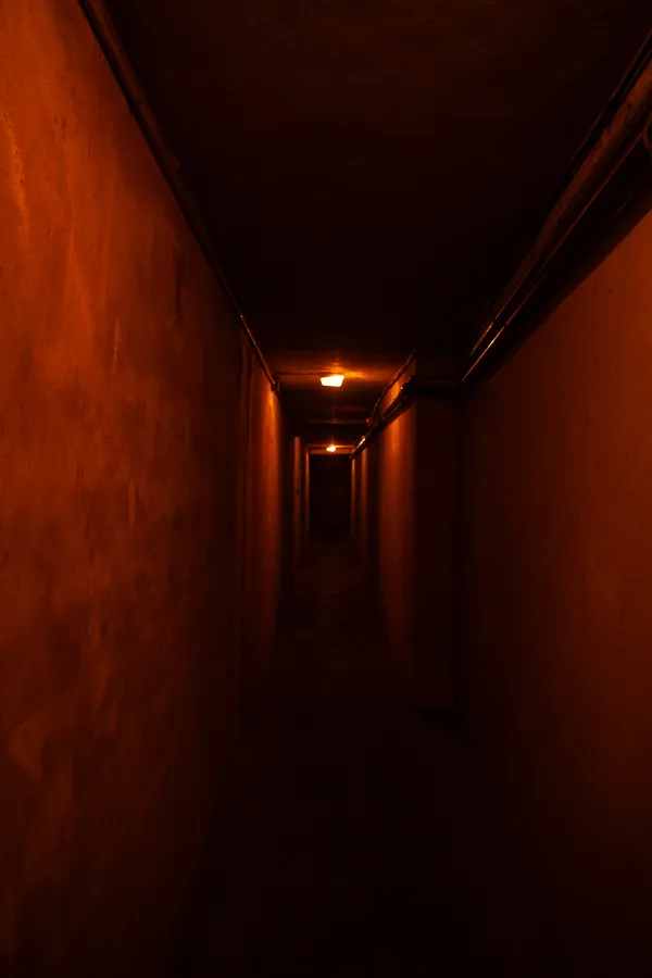 Photographie d’un couloir souterrain étroit éclairé par des lumières chaudes, réalisée par un photographe professionnel à Bayonne.