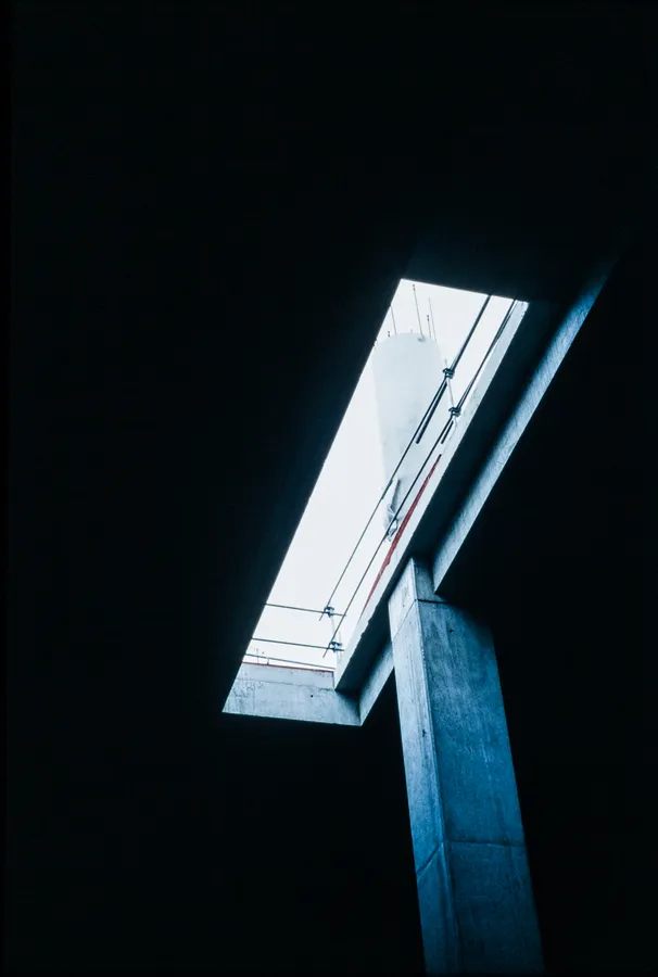 Photographie d’architecture d’une structure en béton avec ouverture zénithale et éléments industriels, réalisée par un photographe professionnel à Roissy