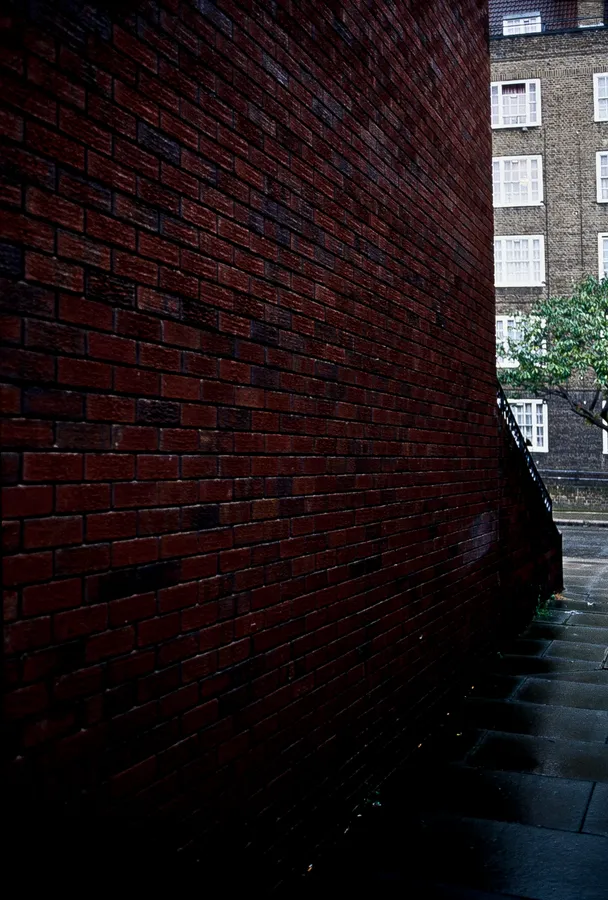 Photographie d’architecture d’un passage étroit en briques, réalisée par un photographe professionnel à Londres.