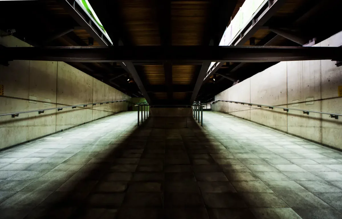 Photographie d’architecture d’un passage couvert industriel en perspective, prise par un photographe professionnel à Saint Denis.