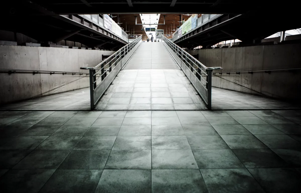 Photographie d’architecture d’une rampe urbaine symétrique avec garde-corps métalliques, réalisée par un photographe professionnel à Saint Denis.