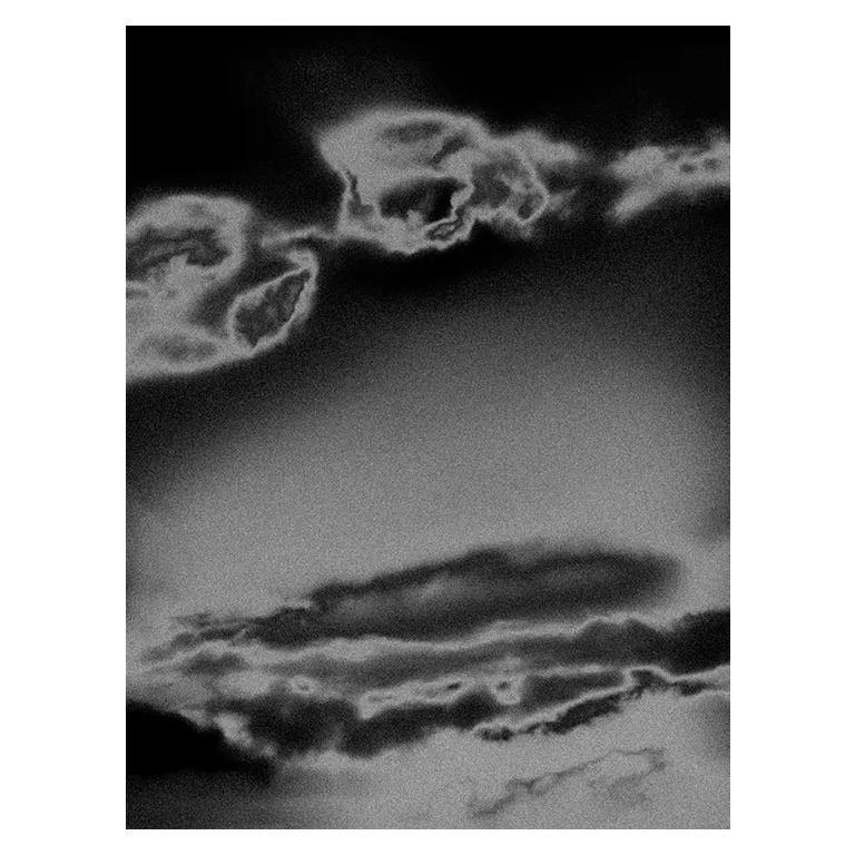 Photographie artistique en noir et blanc d’un ciel orageux : nuages texturés aux contours lumineux, ambiance abstraite, ciel orageux aux formes vaporeuses à Porge plage.