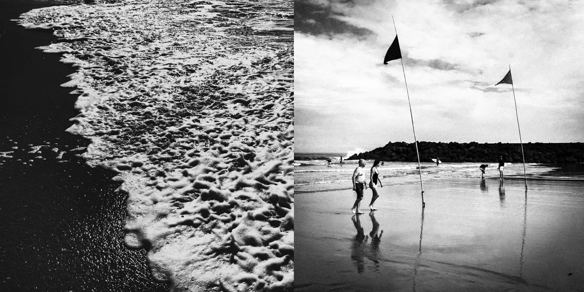 Photographie de paysage marin en noir et blanc à Anglet, diptyque montrant l'écume sur le sable et des baigneurs près des drapeaux de zone de baignade.