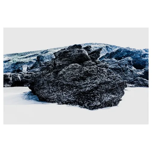 Falaises et rochers saillants au bord de l’estran à Belle-Île-en-Mer – vision plasticienne de la photographie.