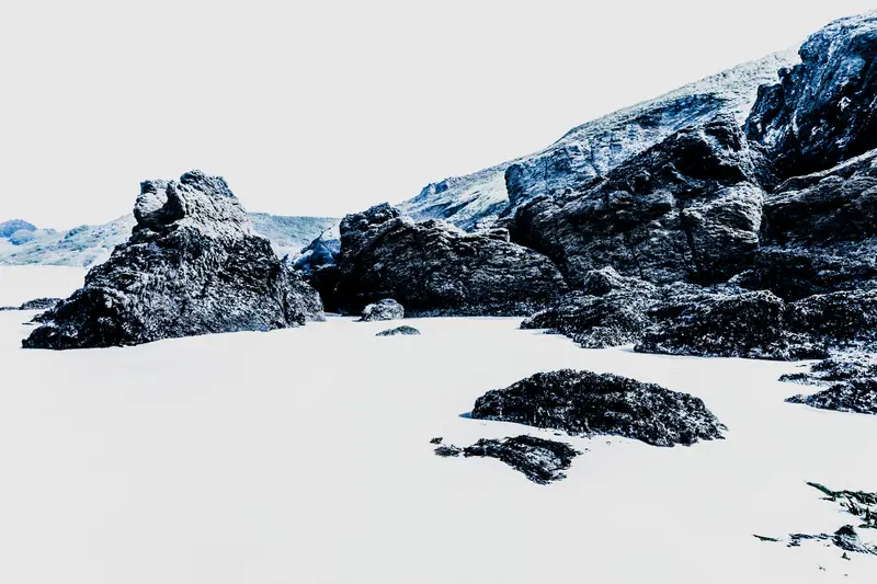 Chaos granitique sur plage blanche, Belle-Île-en-Mer – photographie d’auteur, approche plasticienne.