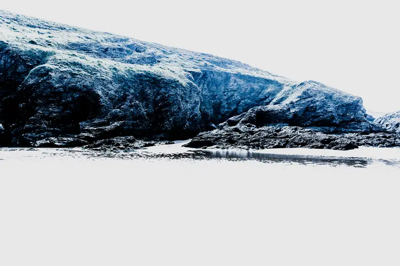 Bloc rocheux monumental en premier plan, Belle-Île-en-Mer – matière et relief du blanc cassé aux teintes bleutées de la matière, série photo Welcome to Mars.