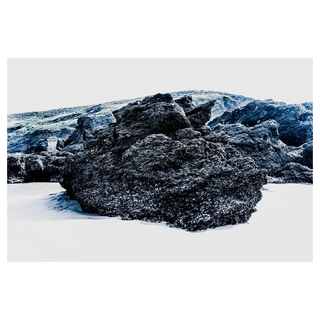 Falaises et rochers saillants au bord de l’estran à Belle-Île-en-Mer – vision plasticienne de la photographie.