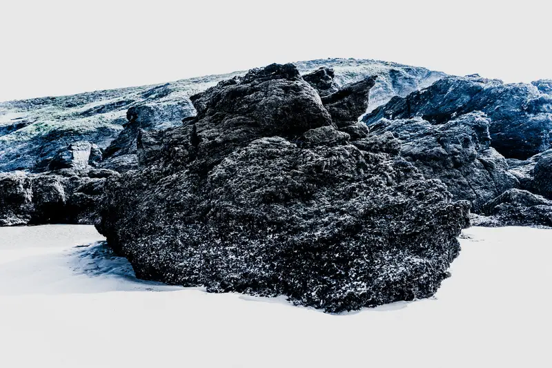 Falaises et rochers saillants au bord de l’estran à Belle-Île-en-Mer – vision plasticienne de la photographie.